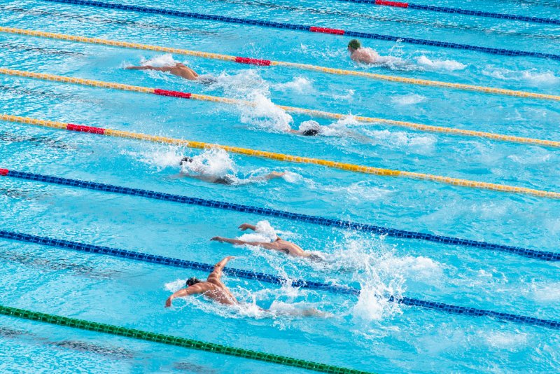 Zwemmers trainen in de banen van een zwembad